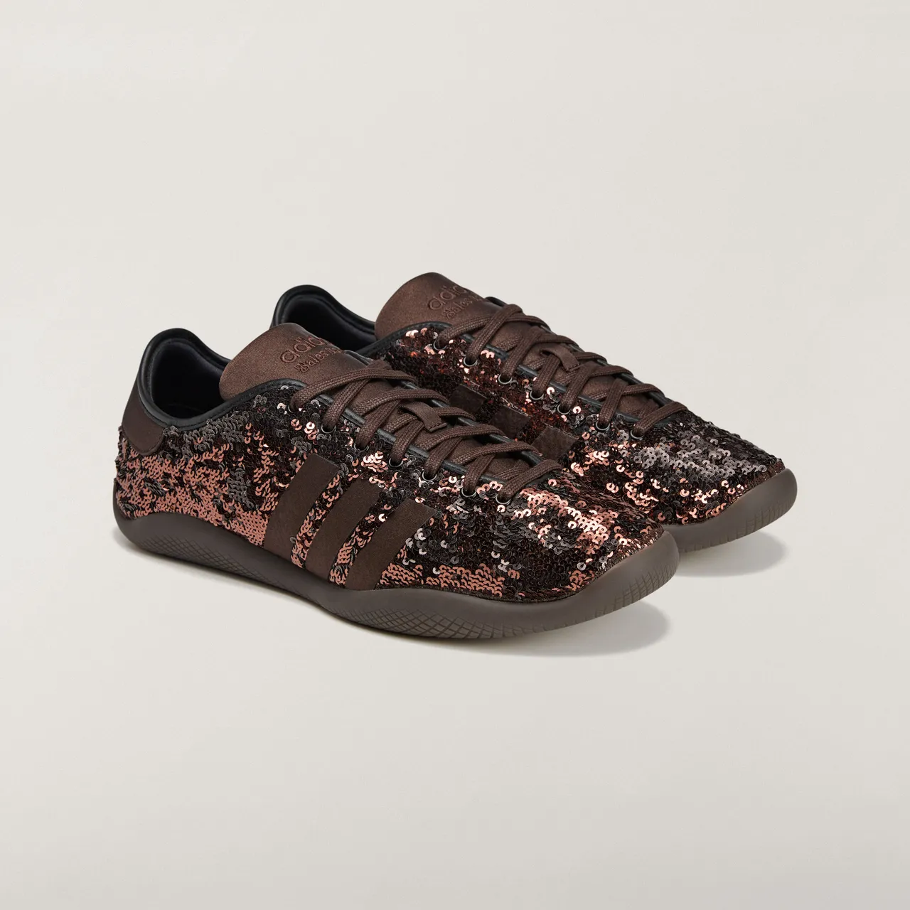 adidas Originals x Wales Bonner WB Karintha Sequin联名鞋，1万800元。品牌提供