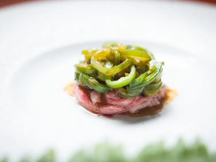 陳主廚的招牌青椒A5和牛排將升級回歸，此次饕客能品嚐到加了黑松露的嶄新版本，感受中西交融的味覺藝術。台北遠東香格里拉提供