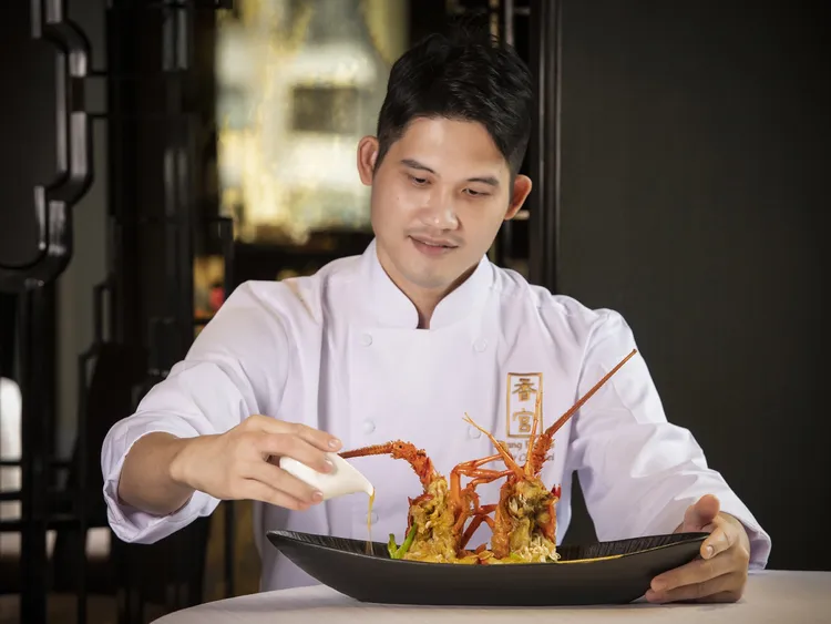 香宮廖晉輝主廚以精湛的粵菜底蘊為基石，專注於細膩高湯與雅緻火候，巧妙包容並昇華川菜的奔放靈魂，創造出1+1大於2的極致融合風味。台北遠東香格里拉提供