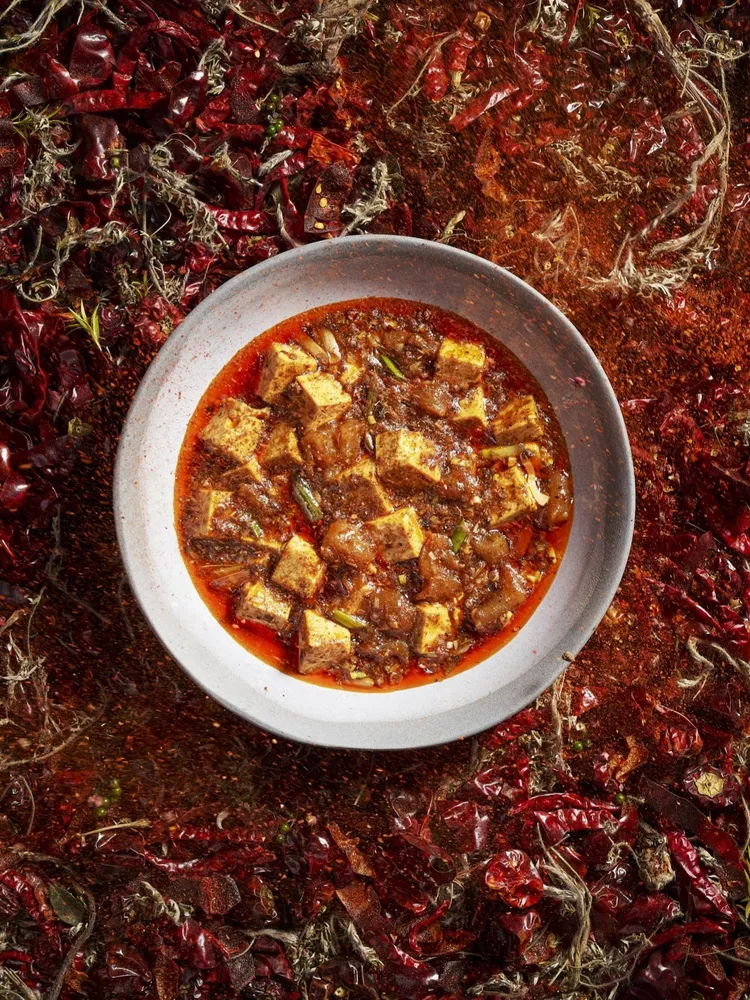 陳主廚的鎮店之寶「陳麻婆豆腐」聞名國際，此次雙廚聯手以全新設計的菜單激盪出令人驚喜的川粵風味火花。台北遠東香格里拉提供