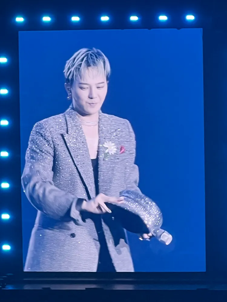 GD不同於首場，今天特地換上銀色亮片裝。讀者提供