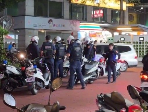 醉漢上街比歹徒更恐怖！穿梭車陣比手劃腳嚇壞小孩　　新莊9警包圍上銬保護管束