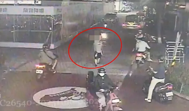 謝男喝酒醉後走到大馬路上，在車陣中亂走，機車四處閃避險象環生。翻攝畫面