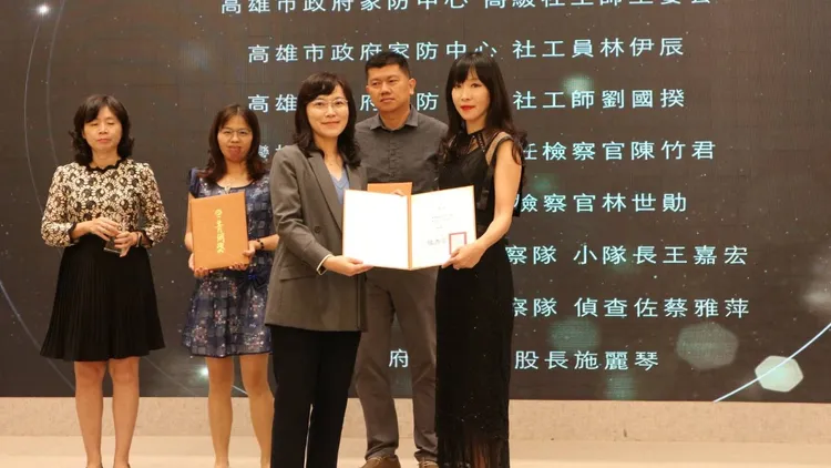 主任检察官陈竹君(右)荣获菁网奖优选。桥检提供