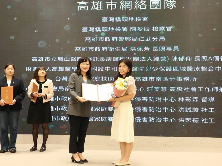 檢察官陳盈辰(右)榮獲菁網獎佳作。橋檢提供