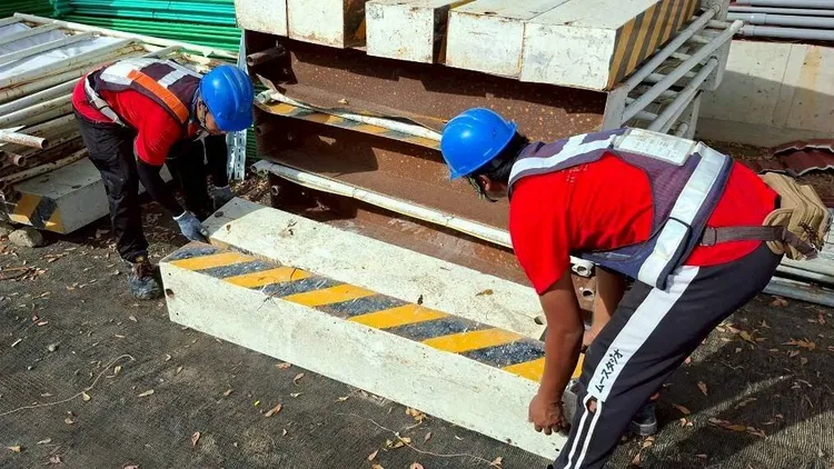 凤凰台风将来袭，高市府通令大厦管委会及建筑工地全面落实各项安全防护。翻摄画面