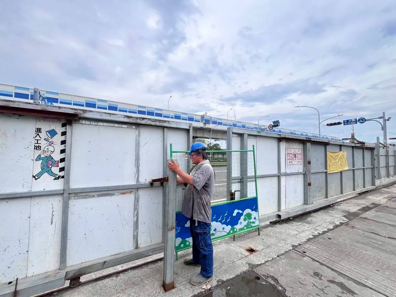 凤凰台风将来袭，高市府通令大厦管委会及建筑工地全面落实各项安全防护。翻摄画面