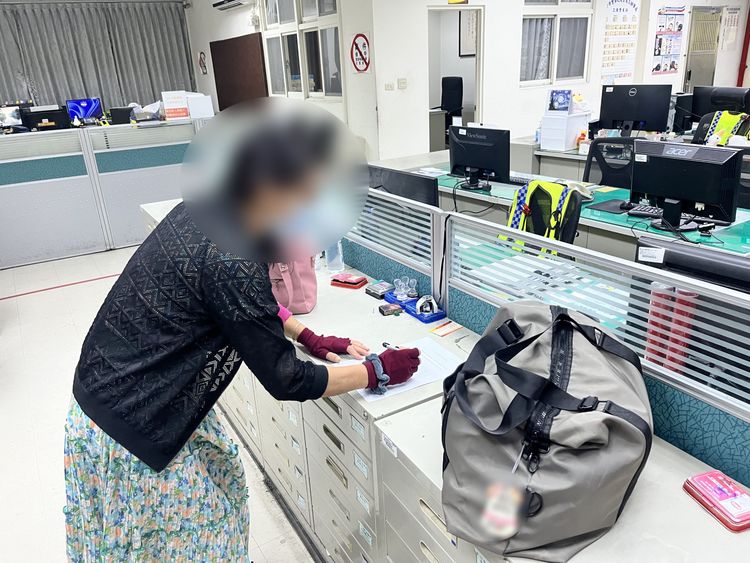 急著集合卻忘了行李袋　女尷尬赴派出所領回