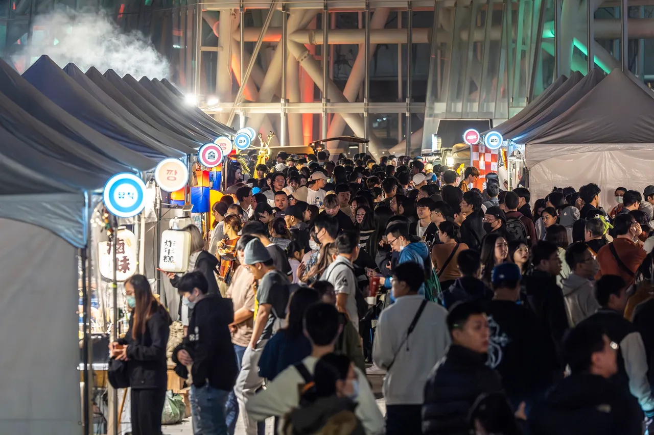 下酒祭结合韩国风味与欧洲圣诞市集的浪漫氛围，网罗台、韩两地人气下酒菜品牌与物产。翻摄画面