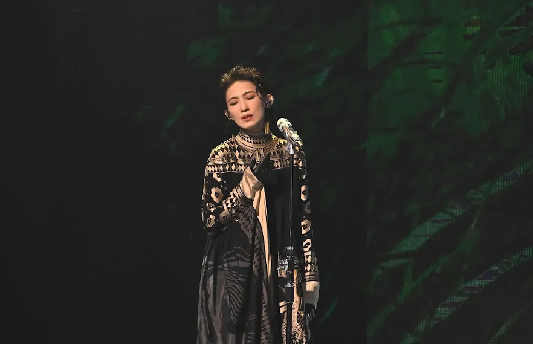 戴佩妮首夺金马！现场演出被害惨　网狂轰：这什么烂收音、车祸严重