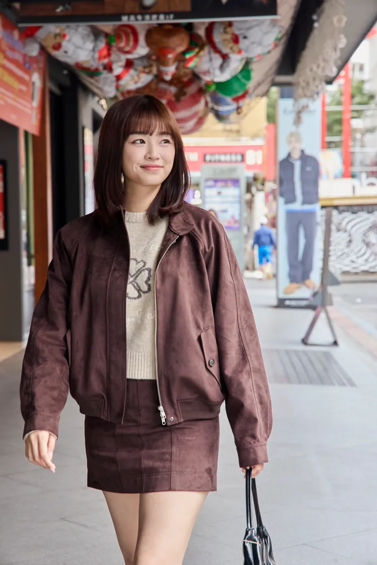 COVERNAT麂皮哈靈頓外套5490元、麂皮哈靈頓短裙2990元。品牌提供