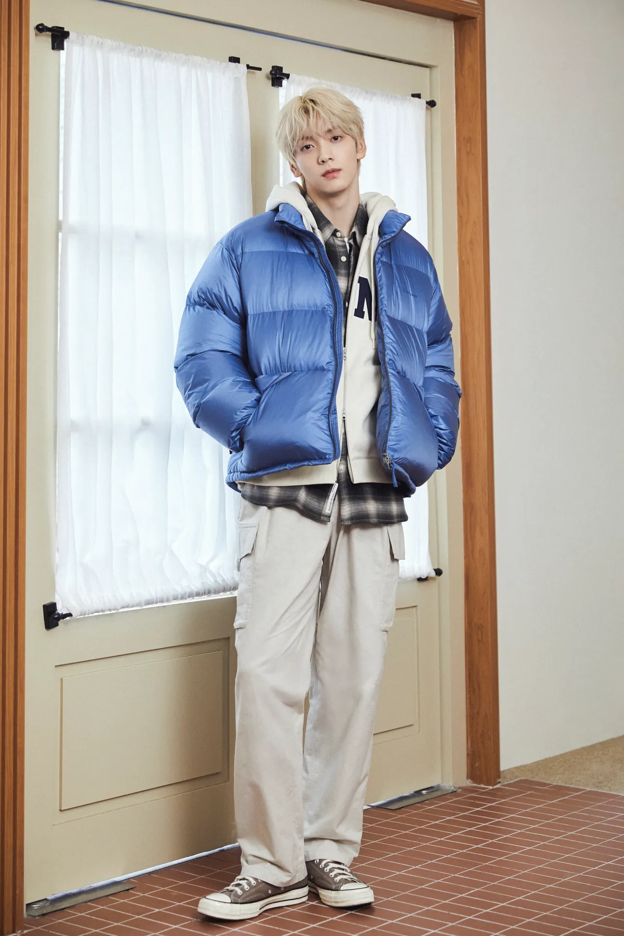 秀彬穿著的Civic Down羽绒外套以80%鸭绒以及20%羽毛填充。品牌提供