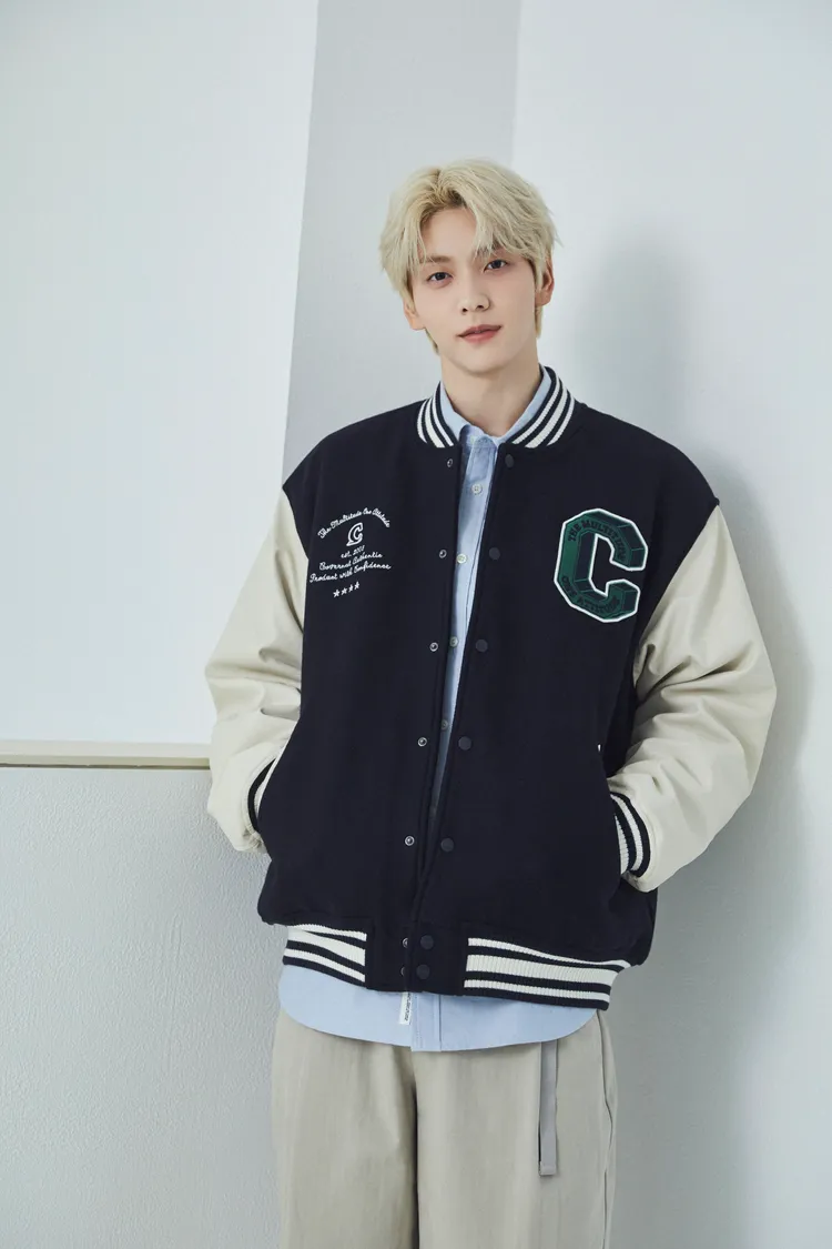 秀彬另也演繹字母棒球外套，輕鬆穿出校園男神氛圍。品牌提供