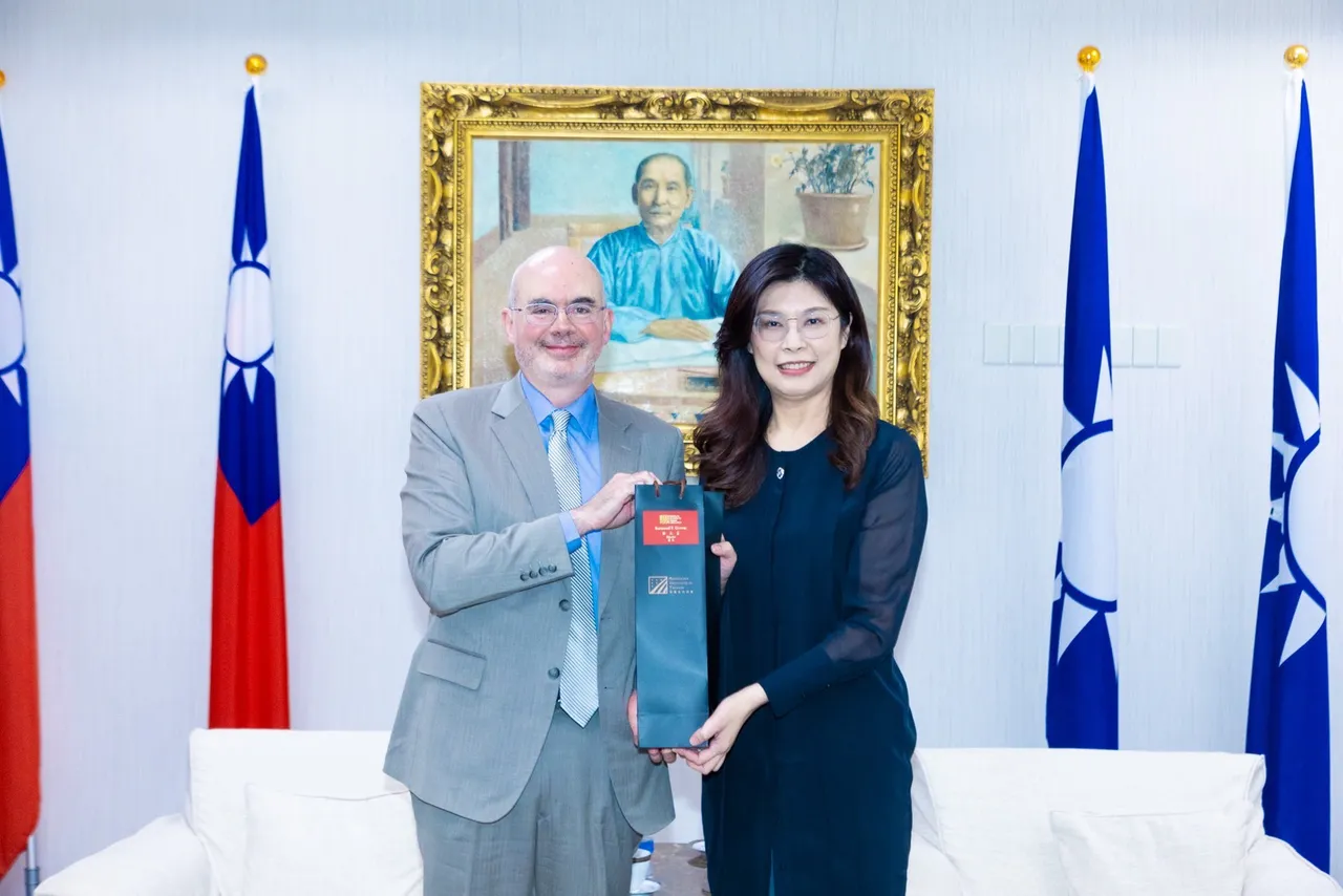 美国在台协会（AIT）处长谷立言12日与国民党主席郑丽文会面。国民党提供
