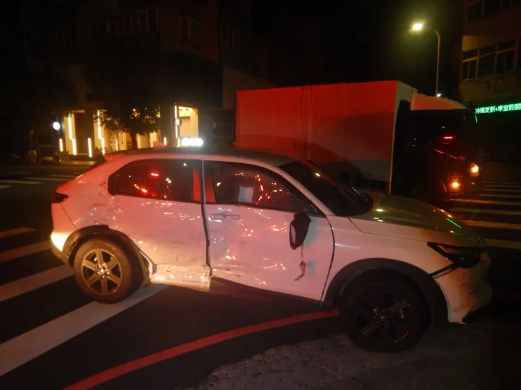 自小客車右側車身受損嚴重。民眾提供