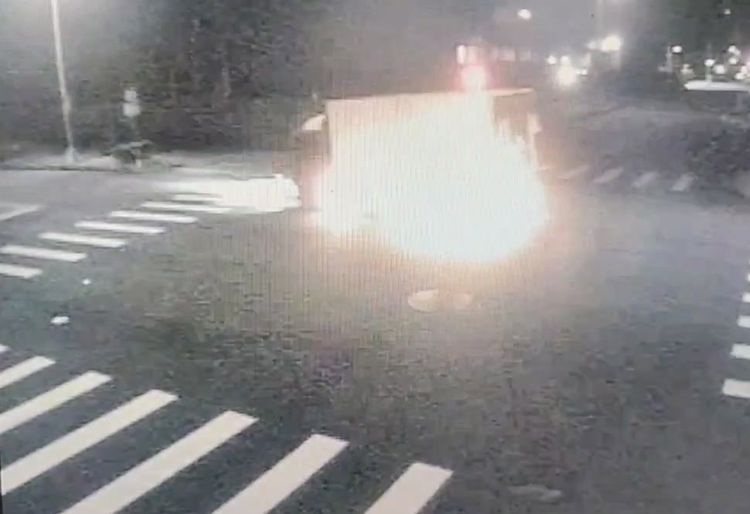 撞擊畫面曝光！閃燈路口互不相讓　台中2車碰撞釀4傷