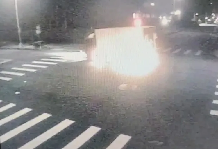 自小客車與小貨車經過閃燈路口時均未明顯減速，發生碰撞造成4人受傷。民眾提供