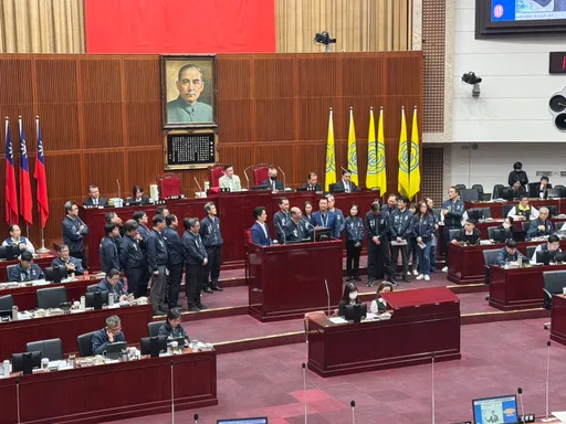 香港大火釀44死！台北市議會起立默哀1分鐘　蔣萬安同悼罹難者