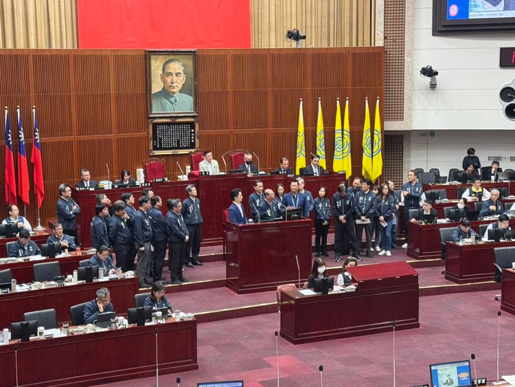 香港大火奪44命!台北市議會起立默哀1分鐘 蔣萬安同悼罹難者