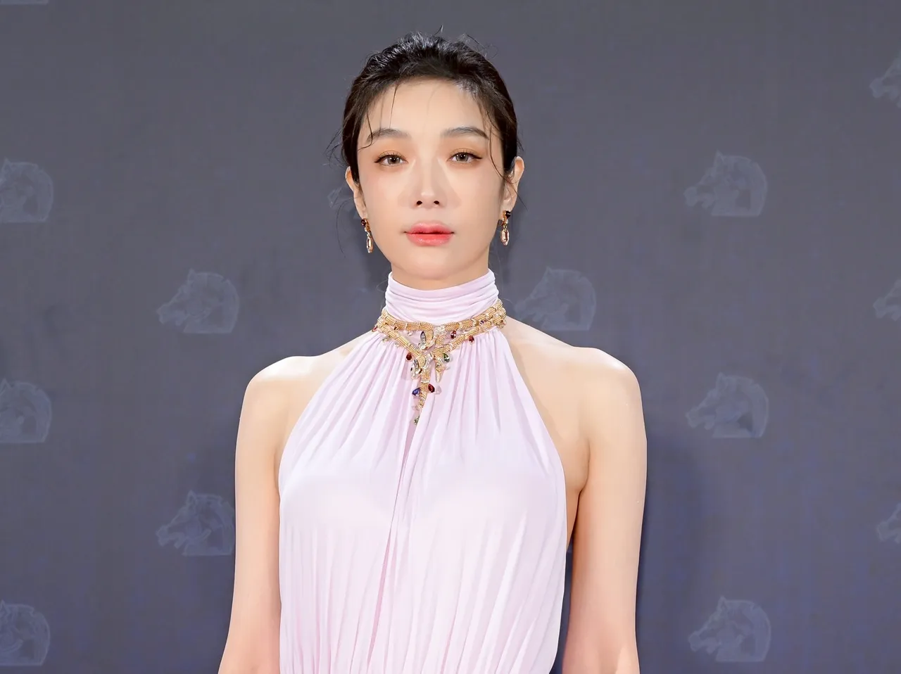 蔡淑臻配戴2100萬元寶格麗珠寶。品牌提供