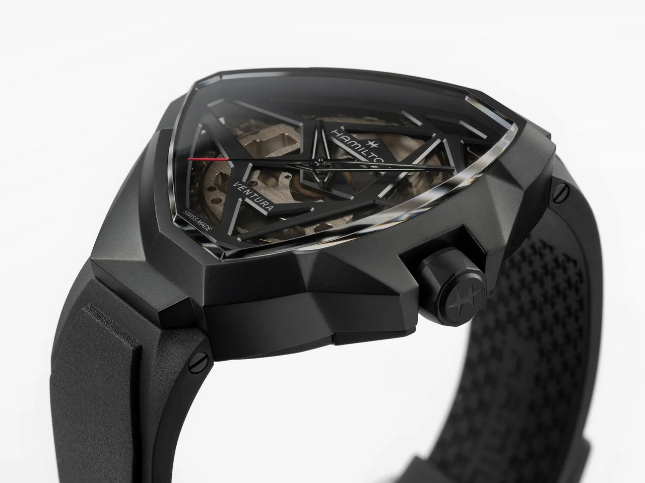 漢米爾頓Ventura探險系列EDGE自動上鍊鏤空腕錶，51*47mm，精鋼盾形錶殼（黑色PVD塗層），鏤空錶盤（多層次漸層礦物玻璃夾板），橡膠錶帶，H-10-S自動上鍊機芯，動力儲存80小時，防水深度50米，5萬9000元。品牌提供