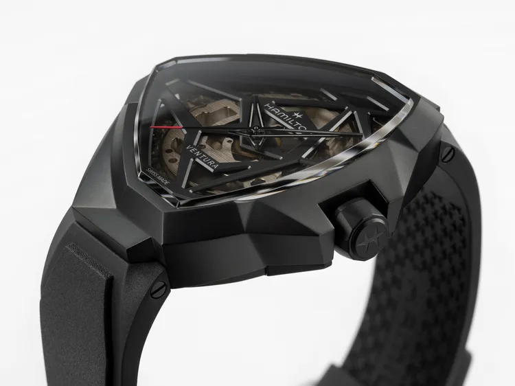 漢米爾頓Ventura探險系列EDGE自動上鍊鏤空腕錶，51*47mm，精鋼盾形錶殼（黑色PVD塗層），鏤空錶盤（多層次漸層礦物玻璃夾板），橡膠錶帶，H-10-S自動上鍊機芯，動力儲存80小時，防水深度50米，5萬9000元。品牌提供