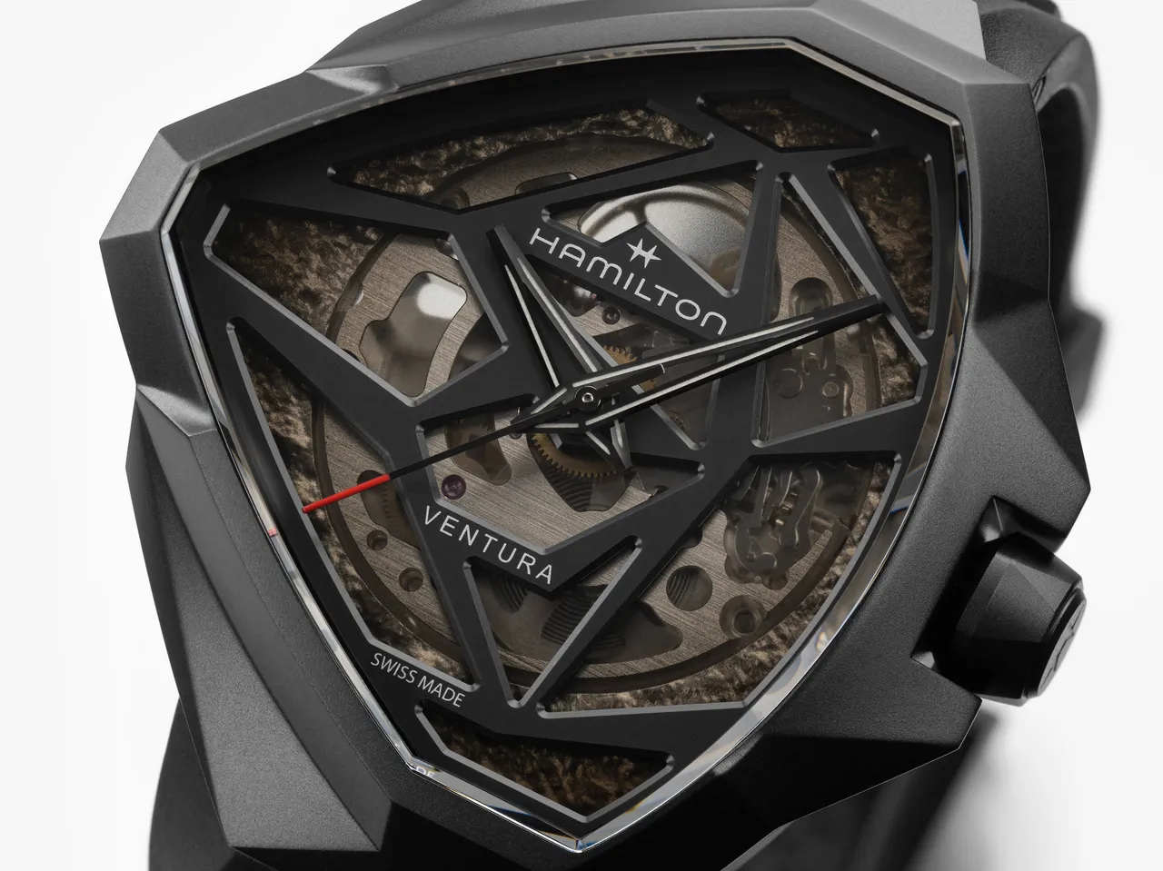 漢米爾頓Ventura探險系列EDGE自動上鍊鏤空腕錶，51*47mm，精鋼盾形錶殼（黑色PVD塗層），鏤空錶盤（多層次漸層礦物玻璃夾板），橡膠錶帶，H-10-S自動上鍊機芯，動力儲存80小時，防水深度50米，5萬9000元。品牌提供