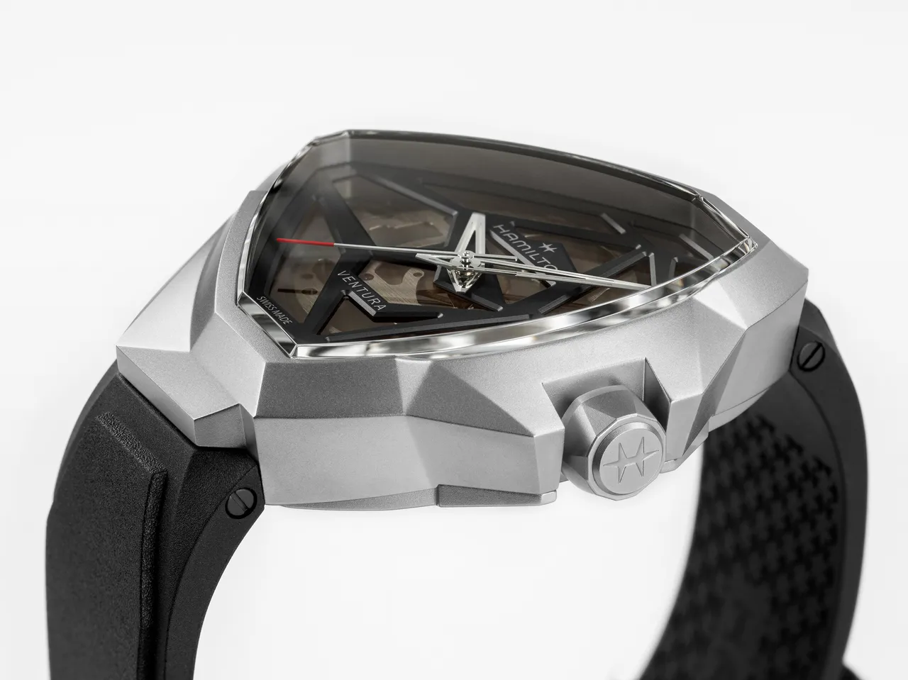 漢米爾頓Ventura探險系列EDGE自動上鍊鏤空腕錶，51*47mm，精鋼盾形錶殼（銀色PVD塗層），鏤空錶盤（多層次漸層礦物玻璃夾板），橡膠錶帶，H-10-S自動上鍊機芯，動力儲存80小時，防水深度50米，5萬6000元。品牌提供