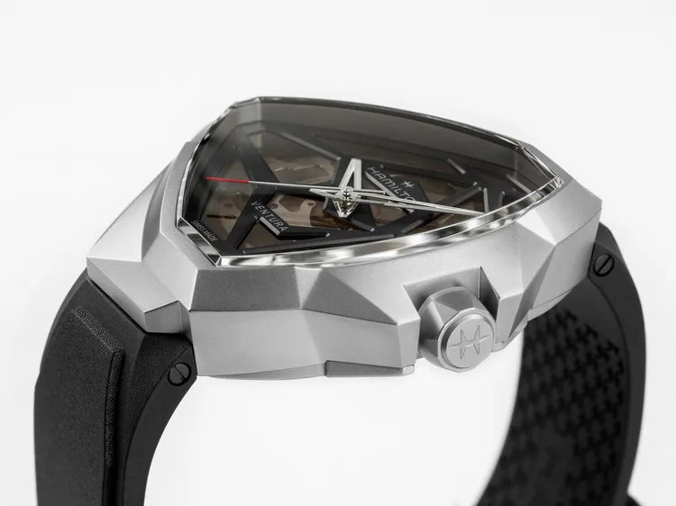 漢米爾頓Ventura探險系列EDGE自動上鍊鏤空腕錶，51*47mm，精鋼盾形錶殼（銀色PVD塗層），鏤空錶盤（多層次漸層礦物玻璃夾板），橡膠錶帶，H-10-S自動上鍊機芯，動力儲存80小時，防水深度50米，5萬6000元。品牌提供