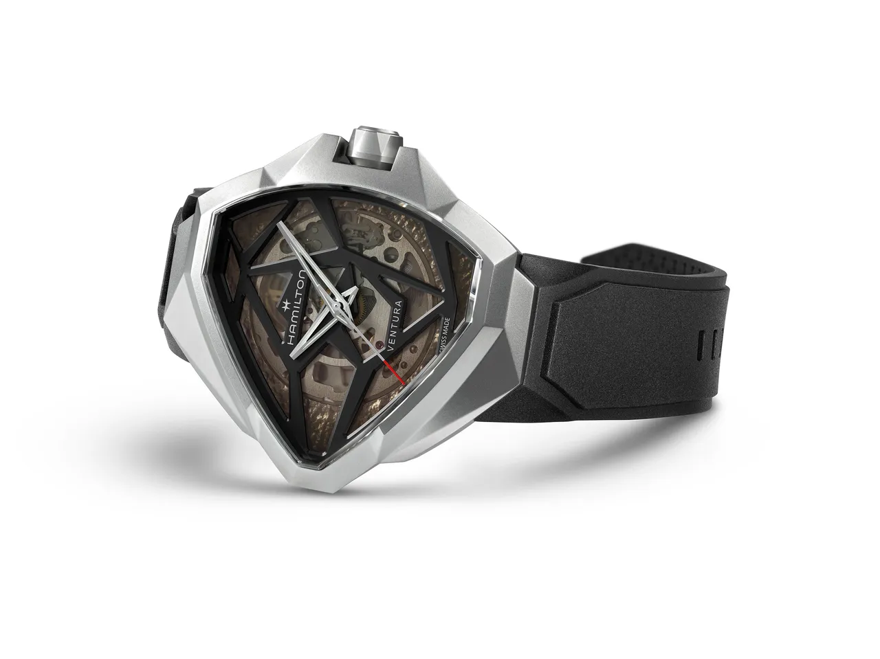 漢米爾頓Ventura探險系列EDGE自動上鍊鏤空腕錶，51*47mm，精鋼盾形錶殼（銀色PVD塗層），鏤空錶盤（多層次漸層礦物玻璃夾板），橡膠錶帶，H-10-S自動上鍊機芯，動力儲存80小時，防水深度50米，5萬6000元。品牌提供