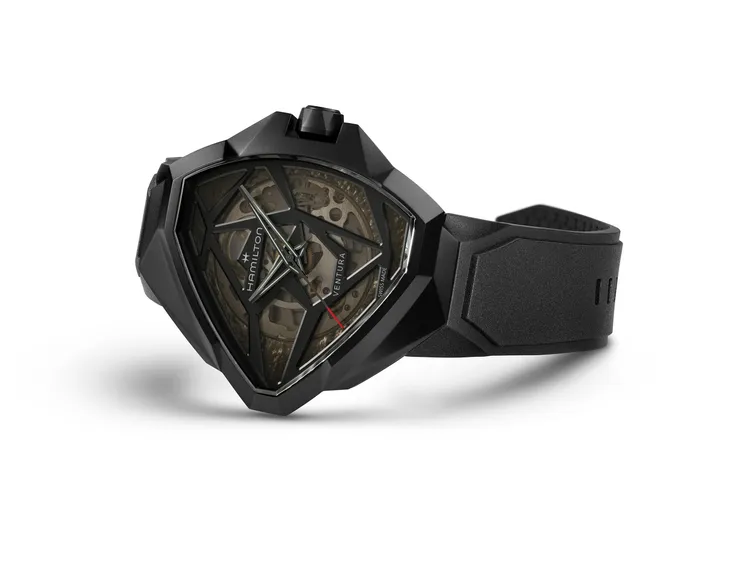 漢米爾頓Ventura探險系列EDGE自動上鍊鏤空腕錶，51*47mm，精鋼盾形錶殼（黑色PVD塗層），鏤空錶盤（多層次漸層礦物玻璃夾板），橡膠錶帶，H-10-S自動上鍊機芯，動力儲存80小時，防水深度50米，5萬9000元。品牌提供