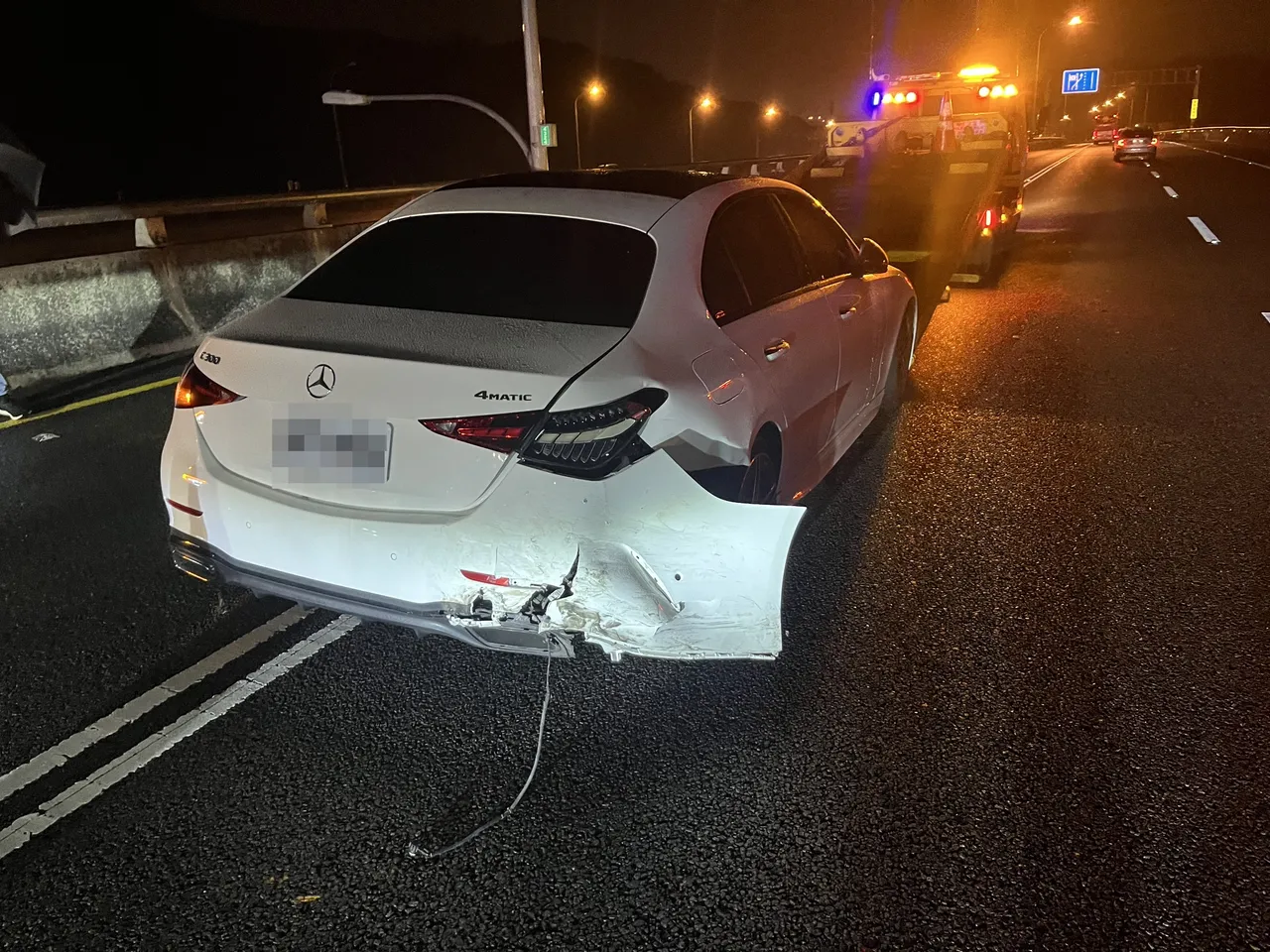 賓士車後保桿遭撞損壞。國道警方提供