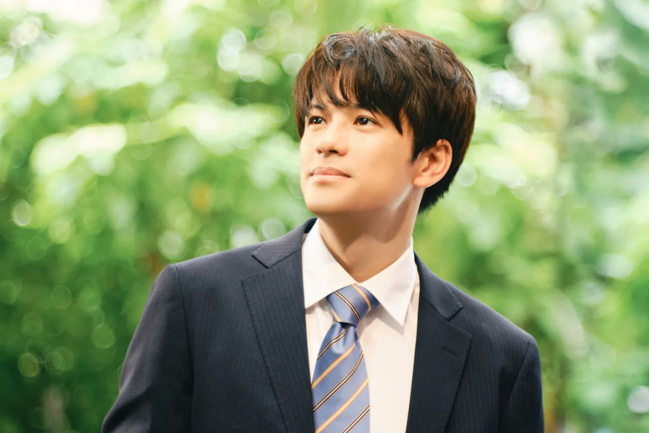 森崎温被向井康二弹吉他唱情歌帅到。仲业文创提供