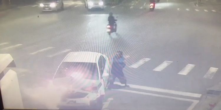 汽車追尾公車再逆撞機車！路人勇破車窗救出駕駛　下一秒車輛燒成火球