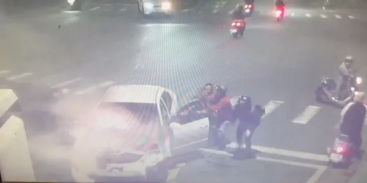 路人徒手破窗，再開車門將駕駛救出。翻攝畫面