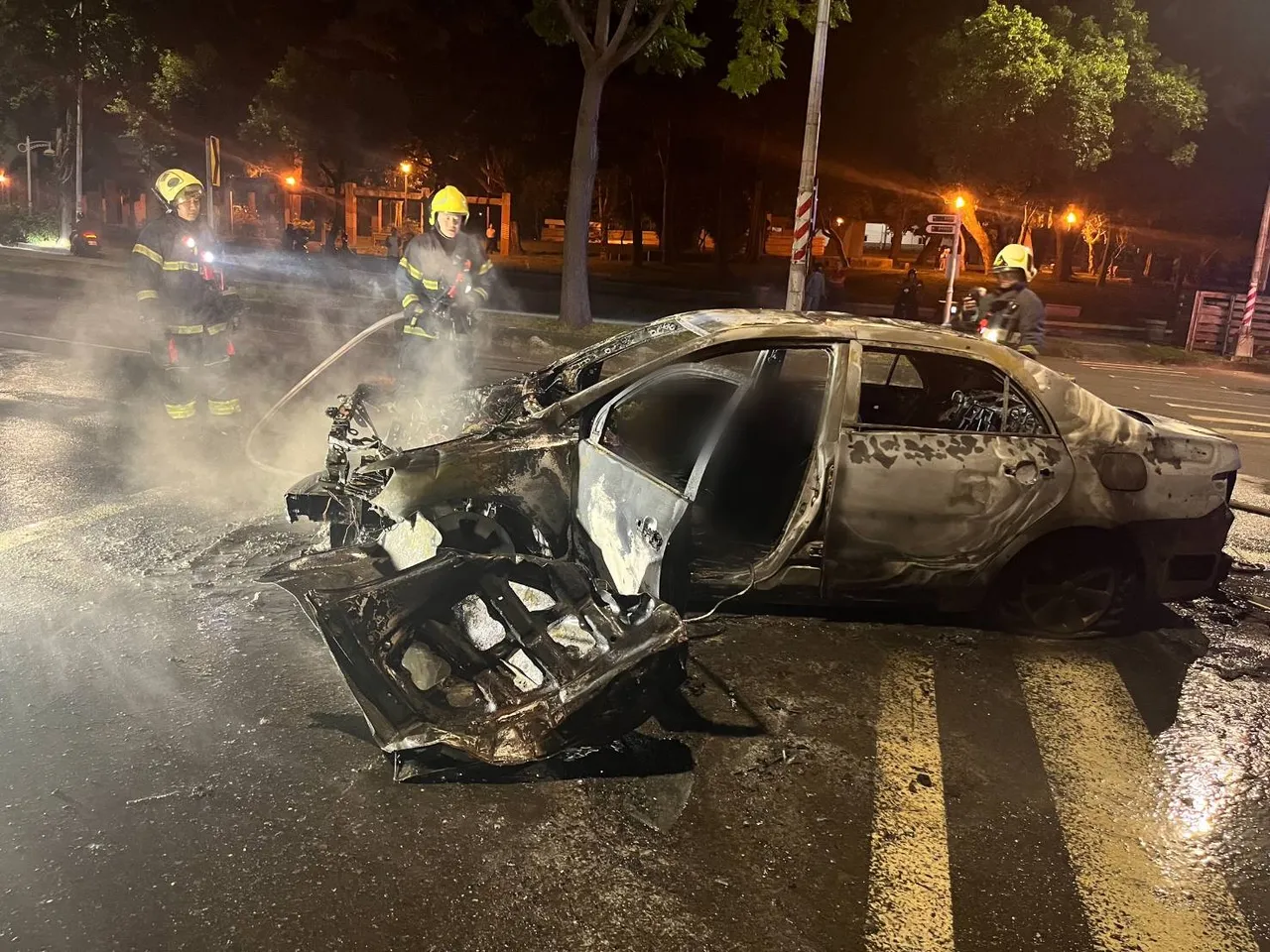 汽车烧得面目全非。翻摄画面