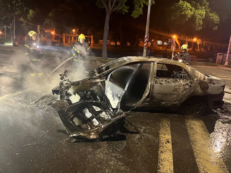 汽車燒得面目全非。翻攝畫面