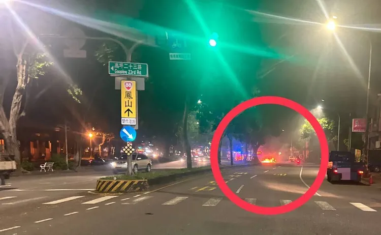 汽車燒得面目全非。翻攝畫面