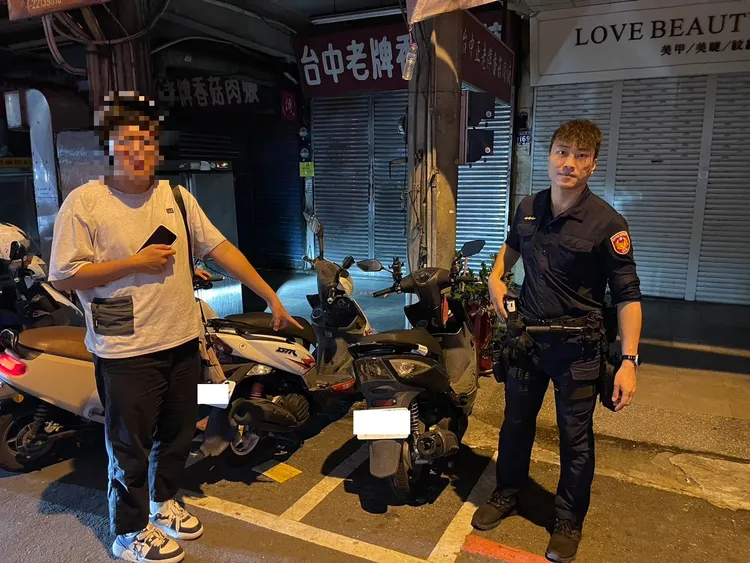 王男買完東西找不到機車，焦急報案求助。翻攝畫面