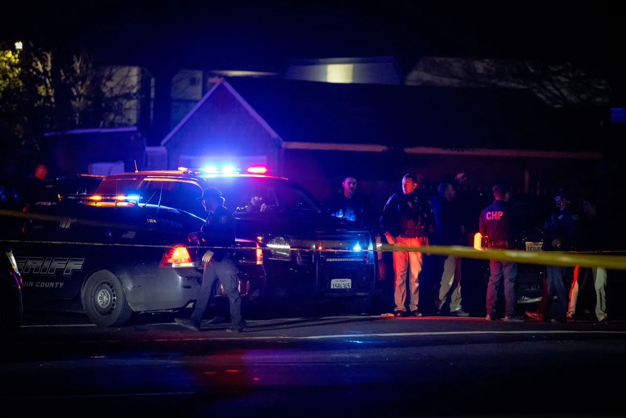 警方在现场搜证。美联社