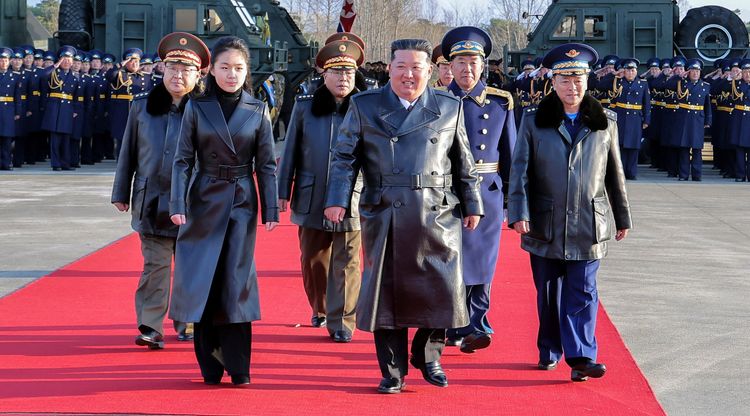 金正恩出席北韓空軍80週年 愛女金主愛勁帥皮衣現身