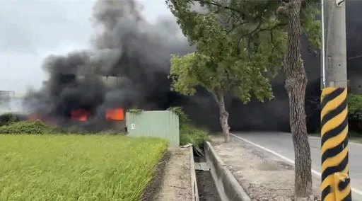 二手車材料行冒火黑煙猛竄　警消馳援20分鐘撲滅無人傷亡