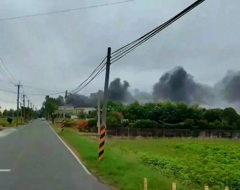 數公里外就能看到黑煙，警消到場約20分鐘撲滅火勢。翻攝照片