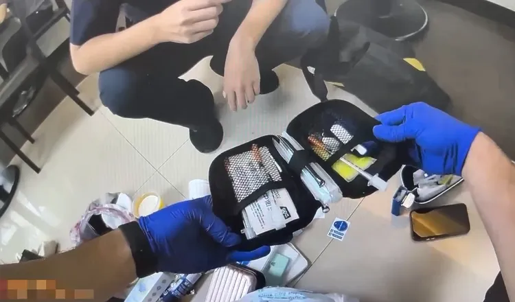 警方在李男身上起獲毒品。翻攝畫面