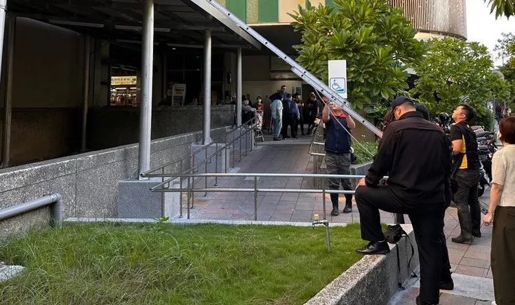 年轻保全从环南市场5楼直坠遮雨棚，全身多处骨折，送医抢救中。翻摄画面