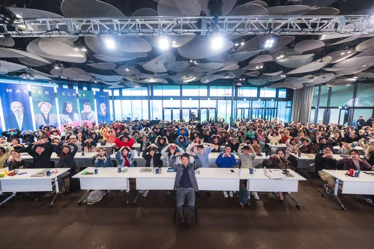 金湲錫上完課和大家俏皮合影。Netflix提供