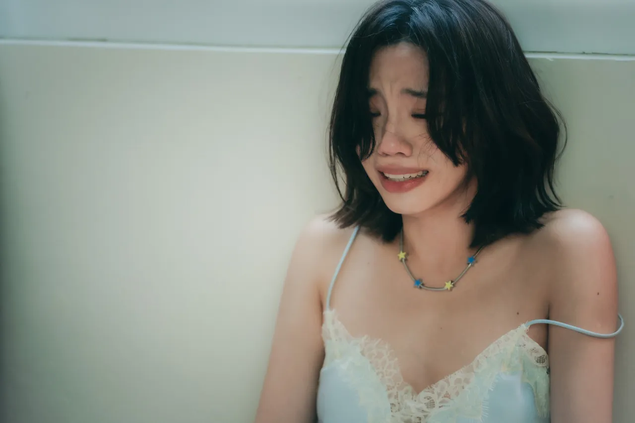 洪佩瑜在錄製《完整》時就已哭到清唱。何樂音樂提供