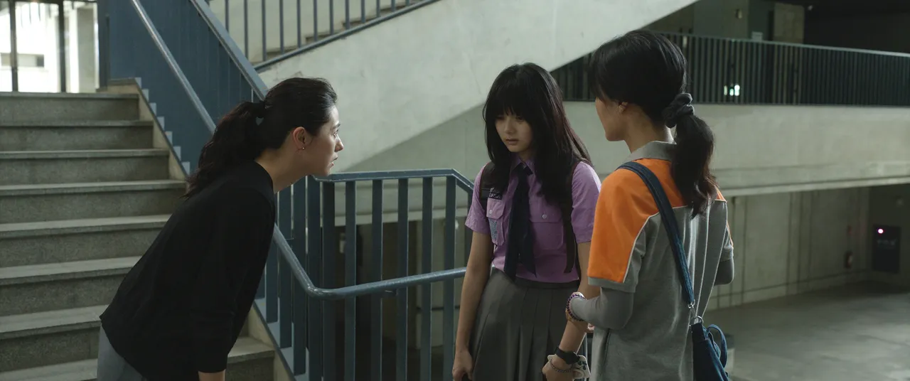 邵奕玫(中)在《自杀通告》中饰演因渴望好成绩身心俱疲的若嫣，左为林予晞。本萃电影提供