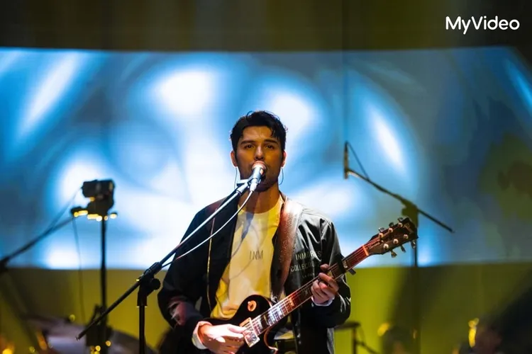 「鳳小岳&壓克力柿子」把壓力唱成歌，獻給被「讚數」綁架的一代。台灣大哥大MyVideo提供