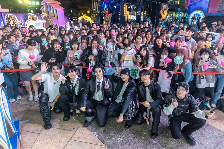 Ozone吸引粉絲到高雄夢時代追星。寬寬整合提供